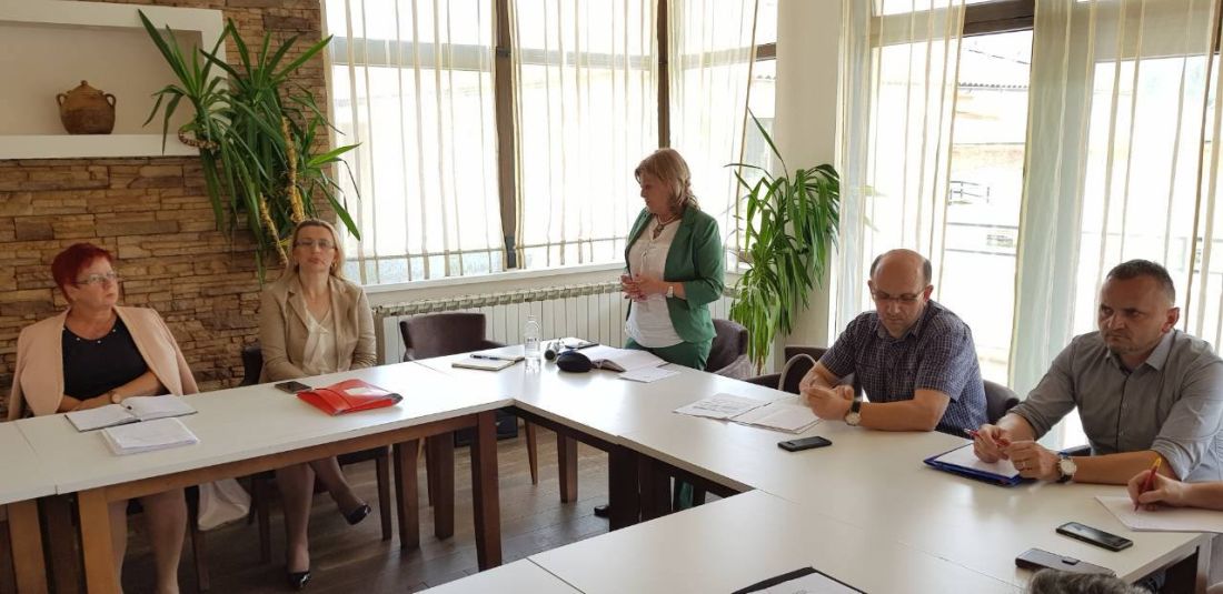 Porezna Uprava Na Radnom Sastanku Sa Sindikatom