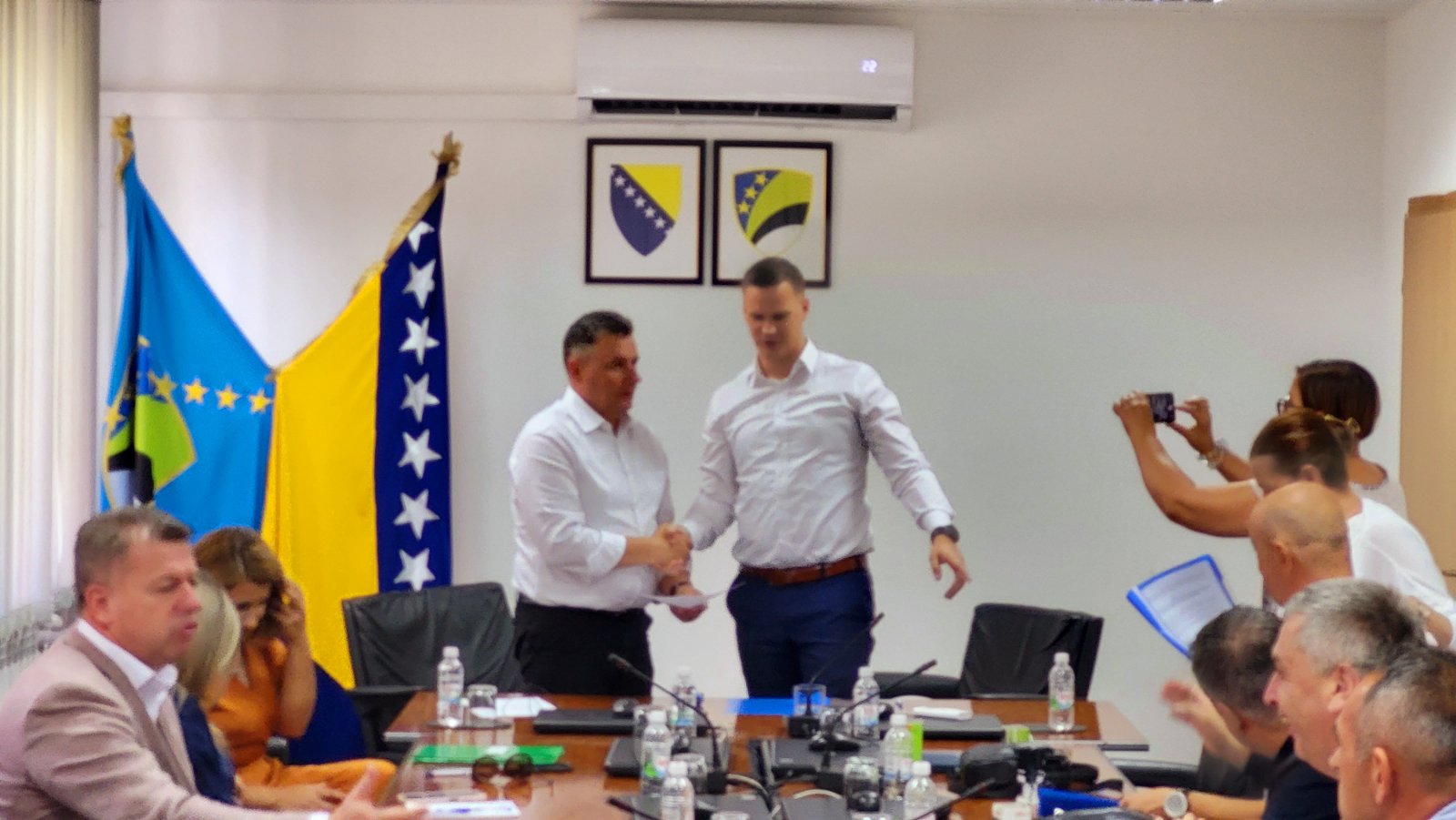 POTPISAN ANEKS SPORAZUMA O UTVRĐIVANJU OSNOVICE ZA OBRAČUN PLAĆE, NAKNADE ZA ISHRANU U TOKU RADA (TOPLI OBROK) I NAKNADE ZA KORIŠTENJE GODIŠNJEG ODMORA (REGRES) ZA DRŽAVNE SLUŽBENIKE I NAMJEŠTENIKE U KANTONALNIM ORGANIMA DRŽAVNE SLUŽBE TK U 2022. GODINI