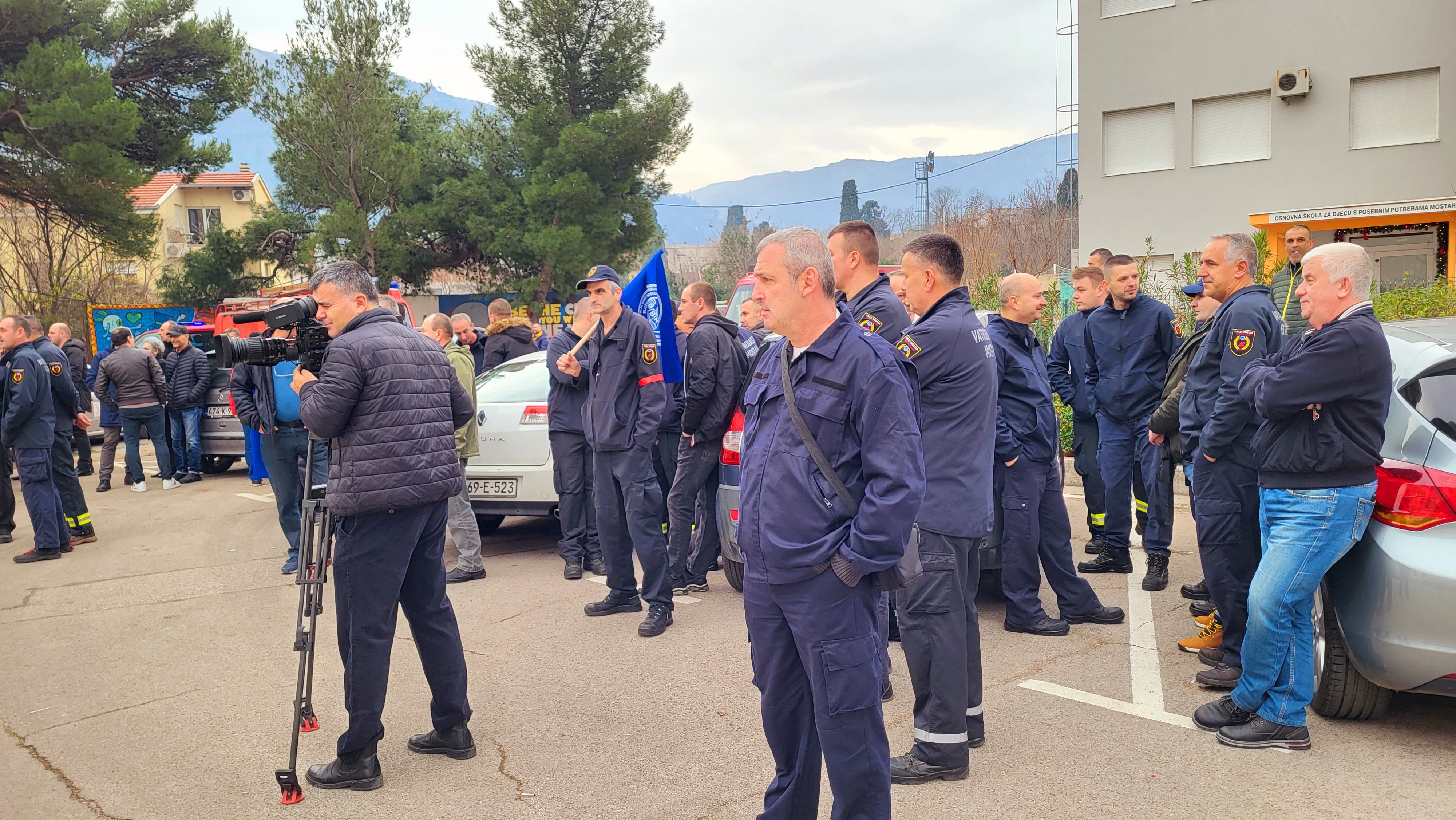 Održani Protesti Vatrogasaca U Mostaru