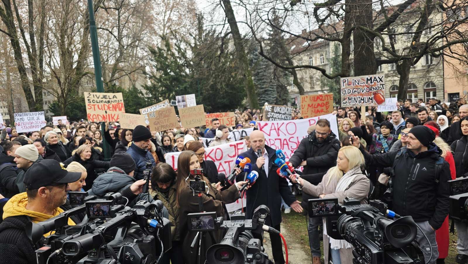 Protesti Sindkata I Studenata Pred Vladom KS
